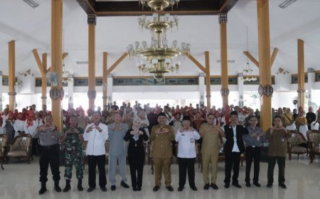 Bupati Kabupaten Ngawi Serahkan 1000 Sertifikat Halal dari Lembaga HCCM