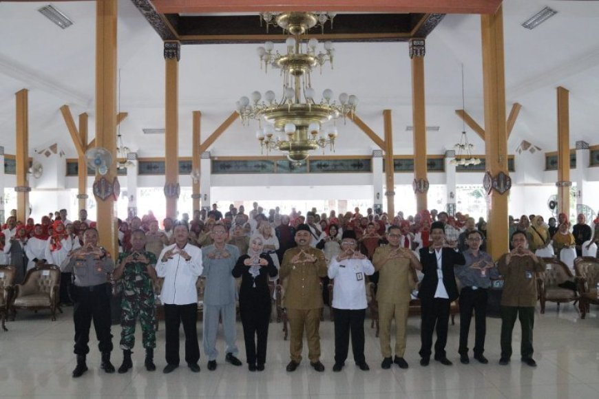 Bupati Kabupaten Ngawi Serahkan 1000 Sertifikat Halal dari Lembaga HCCM