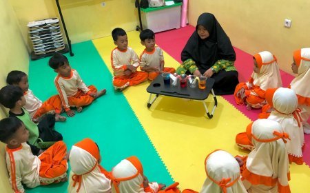 Eksperimen Seru: Air Warna Berjalan dengan Media Tisu di TK Akhlak Cendekia Muslim