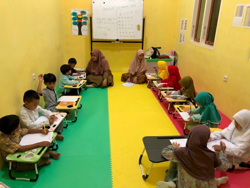 Santri TK Akhlak Cendekia Muslim Belajar Menulis Abjad: Membangun Kemampuan Komunikasi dan Pemahaman Cerita