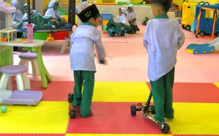 Santri SD Akhlak Cendekia Muslim Nikmati Waktu Istirahat di Playground Indoor dengan Ceria