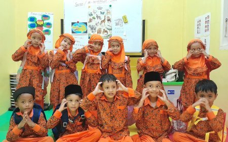  Artikel Berita: Momen Bahagia Santri TK Akhlak Cendekia Muslim Berfoto Bersama di Kelas