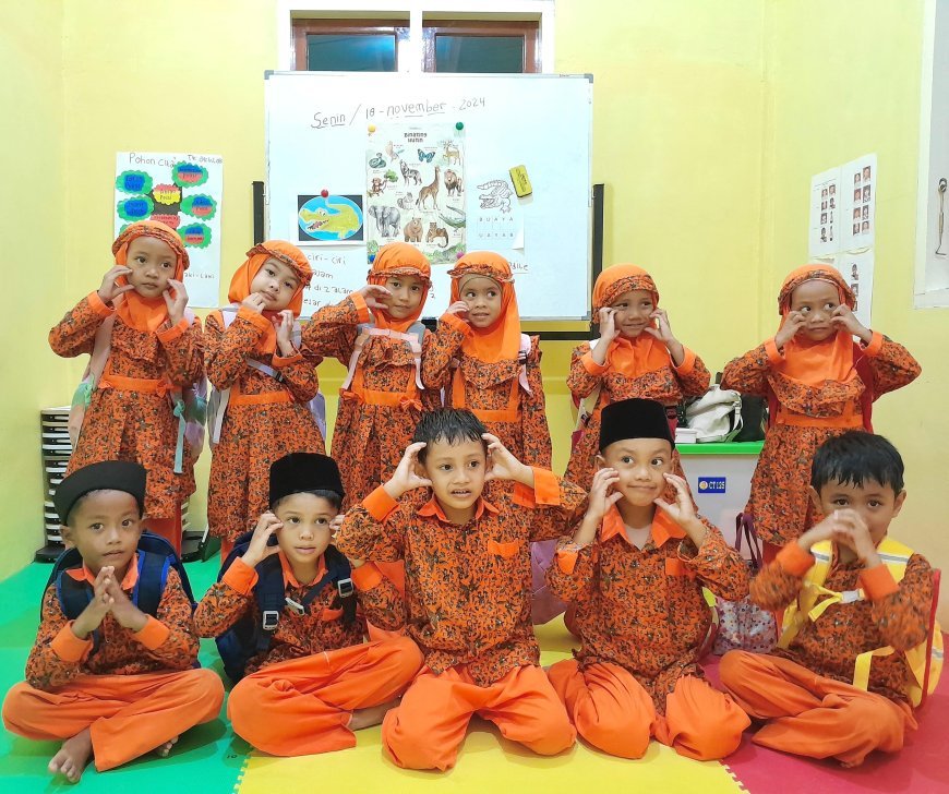  Artikel Berita: Momen Bahagia Santri TK Akhlak Cendekia Muslim Berfoto Bersama di Kelas