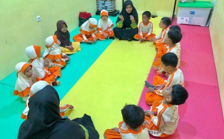 Semangat Ceria Santri TK Akhlak Cendekia Muslim: Bernyanyi Bersama dalam Kebersamaan yang Penuh Keceriaan