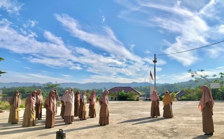 Staf Yayasan Pendidikan Cendekia Muslim Gelar Kegiatan Apel Pagi di Lapangan Cendekia Muslim