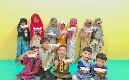 Santri TK Akhlak Cendekia Muslim Tunjukkan Kreativitas Membuat Perahu Kertas