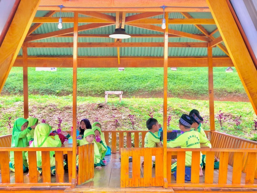 Santri SD Akhlak Cendekia Muslim Nikmati Makan Siang Bersama di Saung Cafe Resto Cendekia Muslim