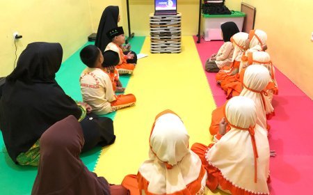 Santri TK Akhlak Cendekia Muslim Menonton Kisah Nabi Syu'aib AS dan Nabi Musa AS di Kelas
