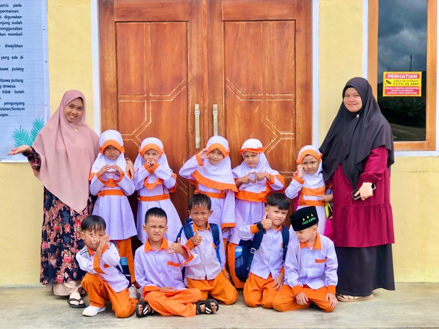 Keceriaan Santri TK Akhlak Cendekia Muslim Berfoto Bersama Sebelum Pulang Sekolah