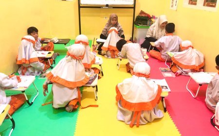 Santri TK Akhlak Cendekia Muslim Belajar Ceria dan Antusias di Dalam Kelas