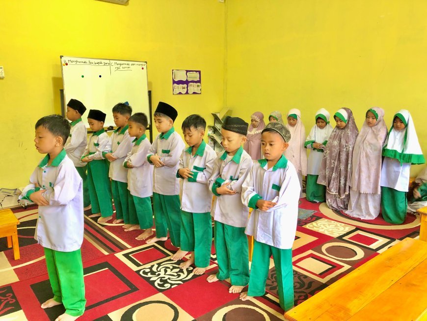 Santri SD Akhlak Cendekia Muslim Rutin Laksanakan Shalat Dhuha di Sekolah