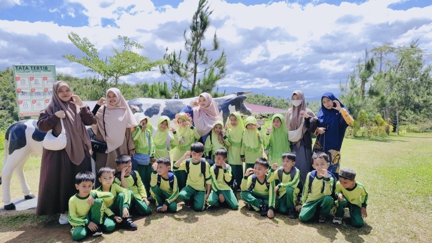Rihlah Edukatif SD Akhlak Cendekia Muslim ke Sirukam Dairy Farm, Kabupaten Solok