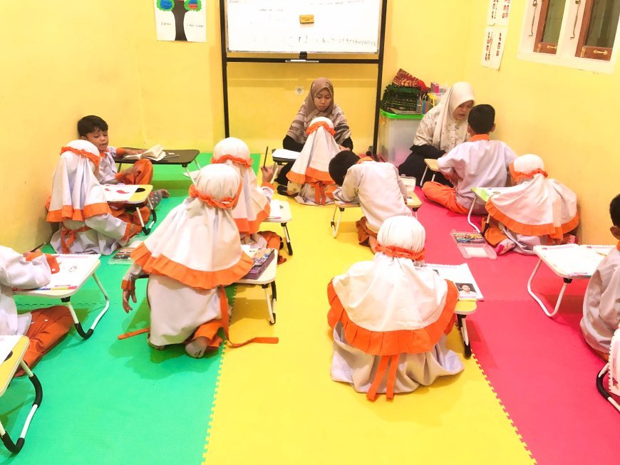 Santri TK Akhlak Cendekia Muslim Belajar Ceria dan Antusias di Dalam Kelas