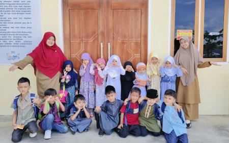 Momen Ceria Santri TK Akhlak Cendekia Muslim Berfoto Bersama Sebelum Pulang Sekolah