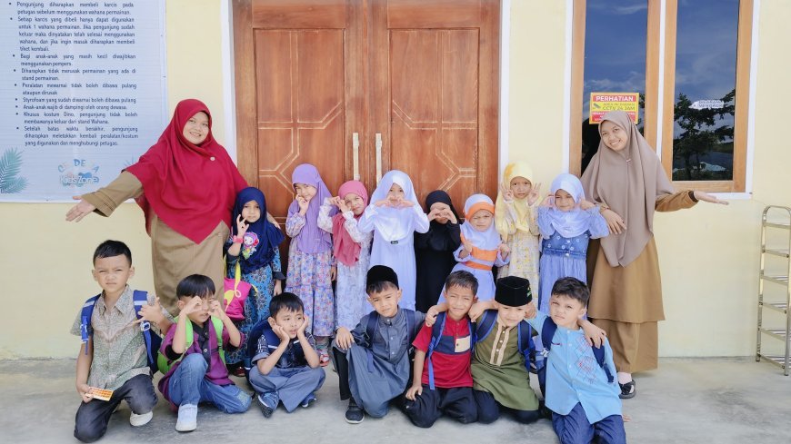 Momen Ceria Santri TK Akhlak Cendekia Muslim Berfoto Bersama Sebelum Pulang Sekolah