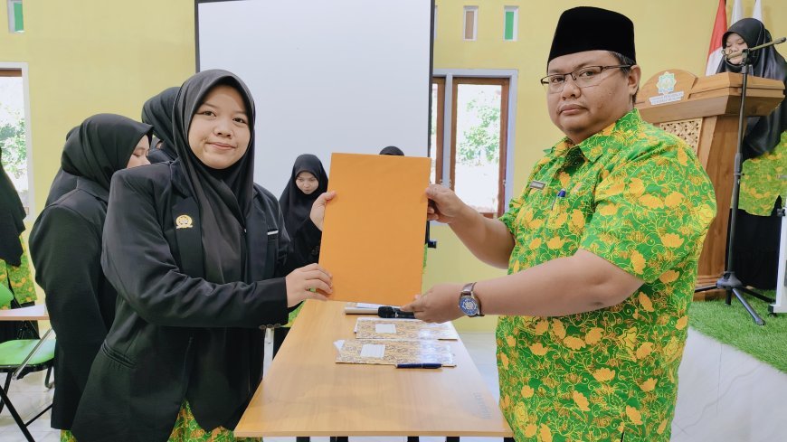 Pelantikan Kepala Sekolah dan Wakil Kepala Sekolah SMP Akhlak Cendekia Muslim serta Wakil Direktur Pusdiklat dan Penandatanganan SK Guru di Perguruan Islam Cendekia Muslim