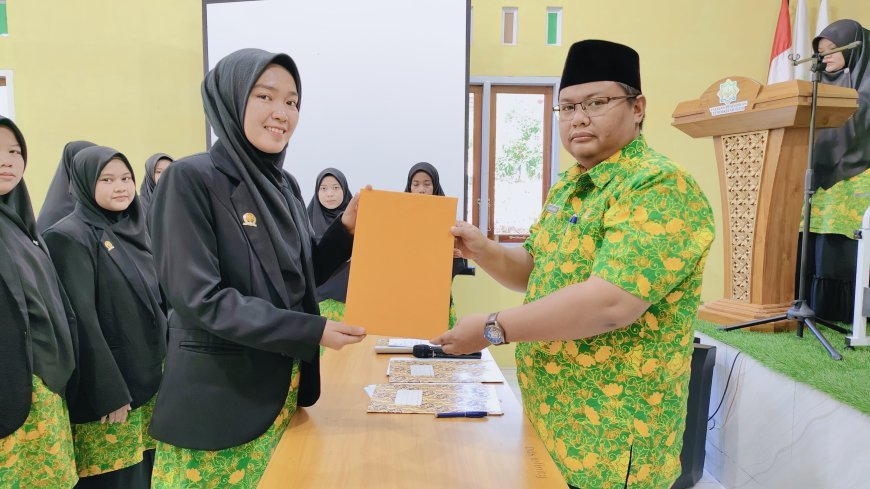 Pelantikan Kepala Sekolah dan Wakil Kepala Sekolah SMP Akhlak Cendekia Muslim serta Wakil Direktur Pusdiklat dan Penandatanganan SK Guru di Perguruan Islam Cendekia Muslim