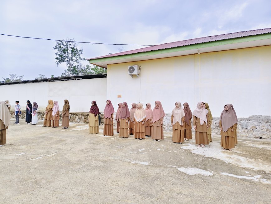 Upacara Bendera Santri di Perguruan Islam Cendekia Muslim Berlangsung Khidmat, Hadirkan Brigpol Trio Revando sebagai Pembina Upacara