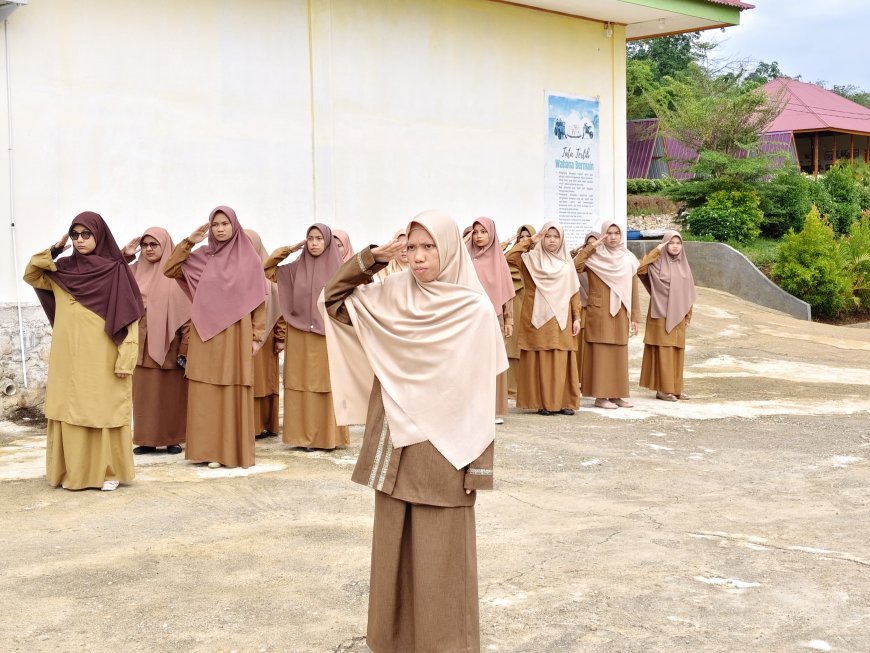 Upacara Bendera Santri di Perguruan Islam Cendekia Muslim Berlangsung Khidmat, Hadirkan Brigpol Trio Revando sebagai Pembina Upacara