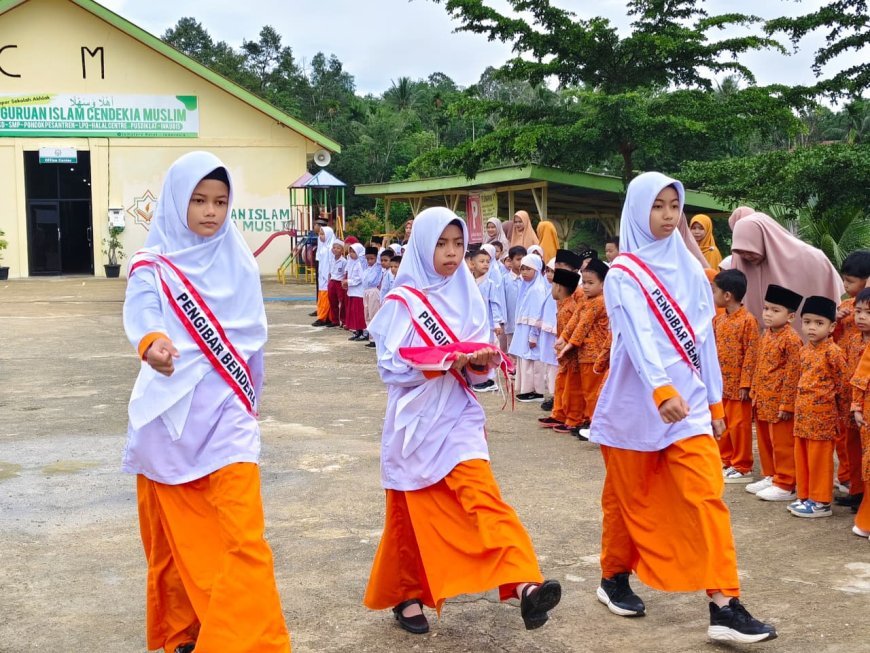 Tumbuhkan Disiplin dan Cinta Tanah Air, Yayasan Pendidikan Cendekia Muslim Gelar Upacara Bendera Rutin Setiap Senin
