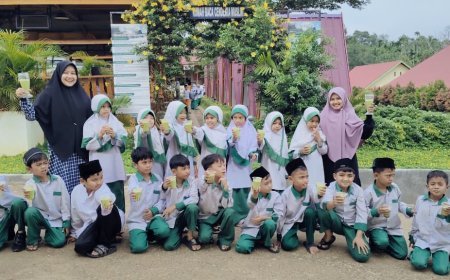 Serunya Belajar Herbalis di Saung: Siswa Kelas 2 Umar bin Khattab Membuat Jus Alpukat
