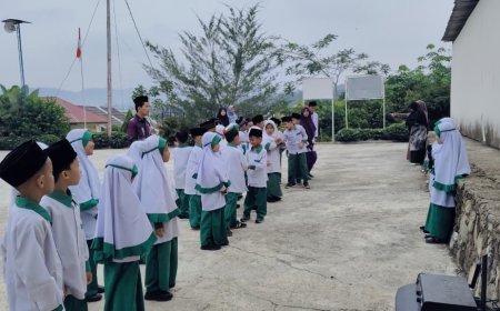 Dari Mimbar Kecil Menuju Akhlak Besar: Muhadarah Jumat Melatih Keberanian Santri