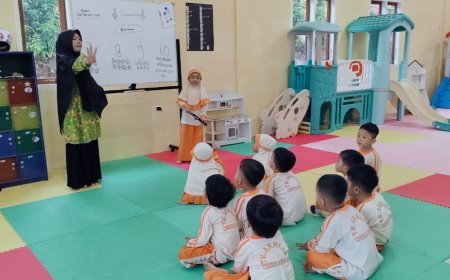 Semangat Ramadan Tak Surutkan Antusias Belajar: Santri KB Akhlak Cendekia Muslim Asyik Belajar Berhitung