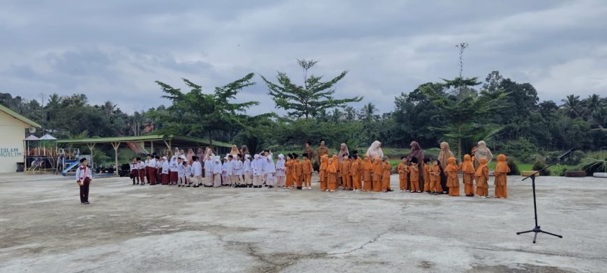 Menanamkan Akhlak Mulia Lewat Upacara: Pesan 3 Kata Ajaib di Pendidikan Cendekia Muslim