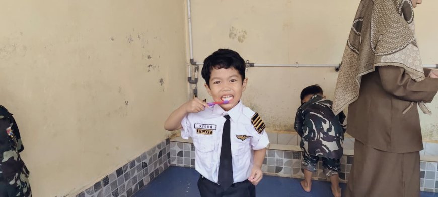 Membiasakan Hidup Bersih Sejak Dini: Santri KB Akhlak Cendekia Muslim Praktik Gosok Gigi Bersama