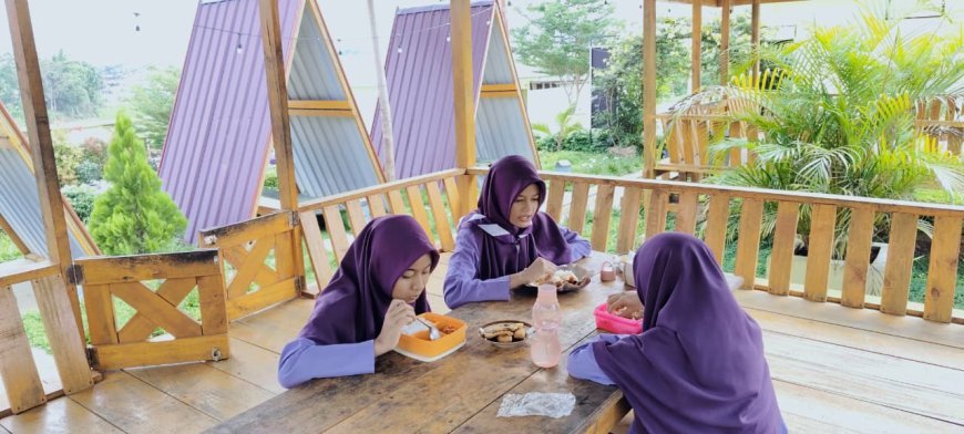 Makan Bersama, Belajar Adab Bersama: Pembiasaan Harian Santri Akhlak Cendekia Muslim