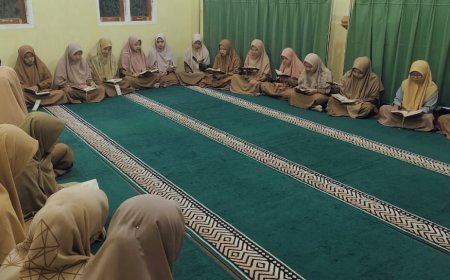 Semangat yang Tak Basah oleh Hujan: Keteladanan Ustadz dan Ustadzah di Pagi Penuh Berkah