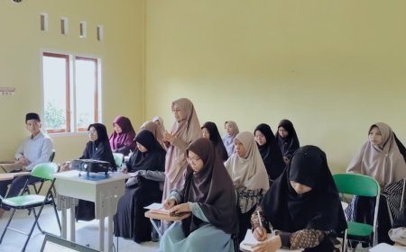 Membangun Peradaban dari Kelas hingga Kantin: Ustadzah Novi Bedah Urgensi Adab bagi Pendidik dan Staf Yayasan Cendekia Muslim Sijunjung