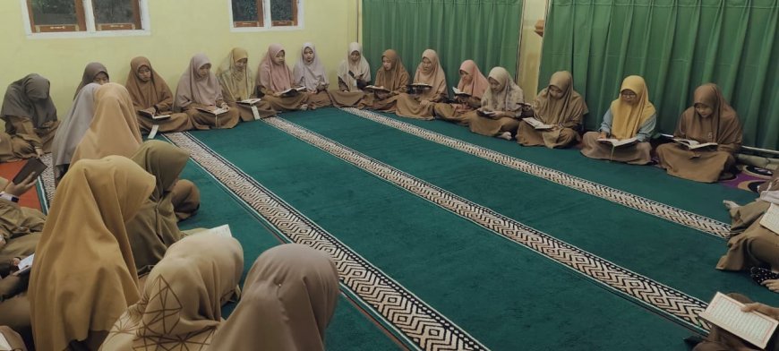 Semangat yang Tak Basah oleh Hujan: Keteladanan Ustadz dan Ustadzah di Pagi Penuh Berkah