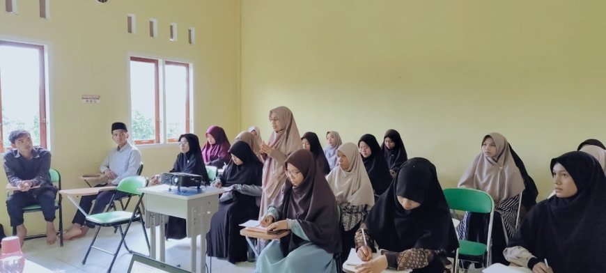 Membangun Peradaban dari Kelas hingga Kantin: Ustadzah Novi Bedah Urgensi Adab bagi Pendidik dan Staf Yayasan Cendekia Muslim Sijunjung