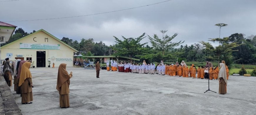 Menjemput Rida Ilahi Lewat "Bismillah": Amanat Inspiratif Ustadzah Novi dalam Upacara Senin di Sekolah Akhlak Cendekia Muslim