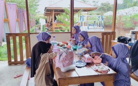 Menyemai Adab di Meja Makan: Tradisi Makan Siang Bersama Santri Sekolah Akhlak Cendekia Muslim Sijunjung sebagai Pilar Karakter