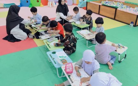 Menanamkan Nalar Alam Sejak Dini: Kreativitas Santri KB Sekolah Akhlak Cendekia Muslim Sijunjung Belajar Kematangan Buah Lewat Mewarnai