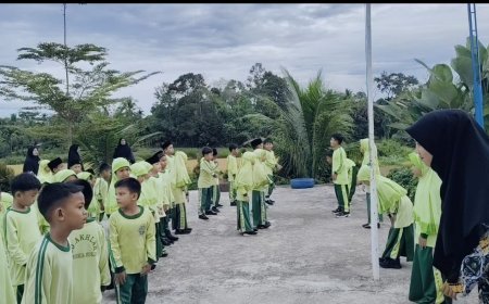 Energi Pagi di Bumi Lansek Manih: Tradisi Senam Kamis Pagi Sekolah Akhlak Cendekia Muslim Sijunjung Bangun Sinergi Guru dan Santri