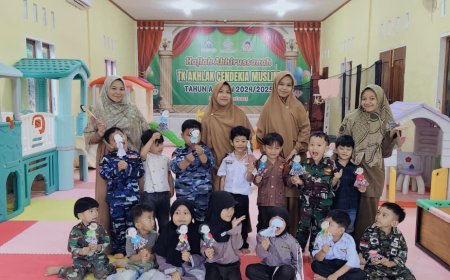 Menyemai Karakter Pahlawan Lewat Jemari Cilik: Santri KB dan TK A Sekolah Akhlak Cendekia Muslim Sijunjung Kreasikan Boneka Kartini Berbalut Batik
