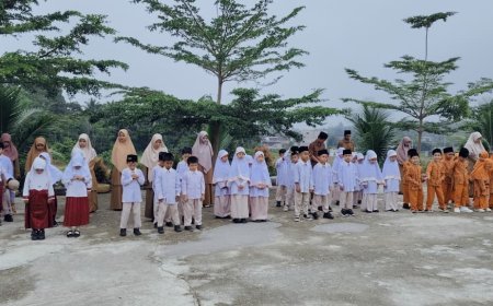 Disiplin Kunci Kesuksesan: Amanat Ustadzah Dira Menguatkan Karakter Santri di Upacara Bendera