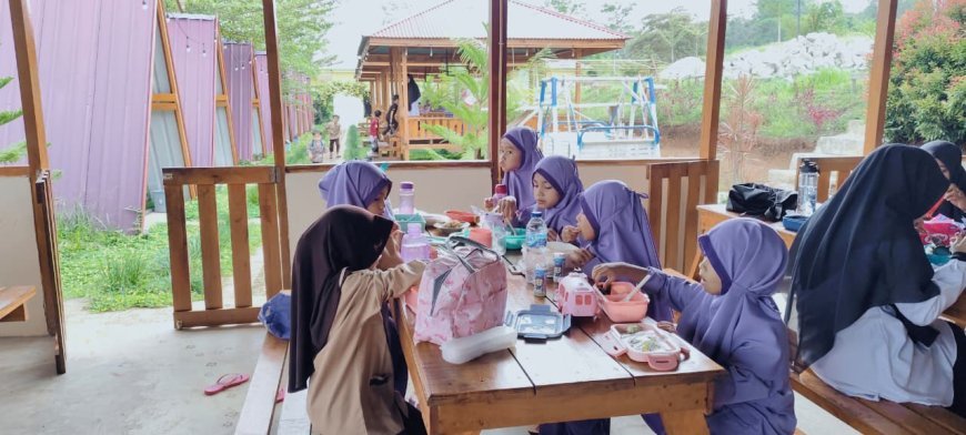 Menyemai Adab di Meja Makan: Tradisi Makan Siang Bersama Santri Sekolah Akhlak Cendekia Muslim Sijunjung sebagai Pilar Karakter