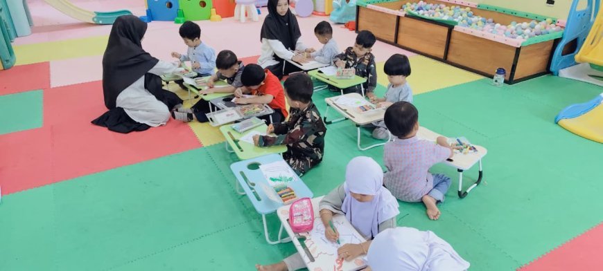 Menanamkan Nalar Alam Sejak Dini: Kreativitas Santri KB Sekolah Akhlak Cendekia Muslim Sijunjung Belajar Kematangan Buah Lewat Mewarnai