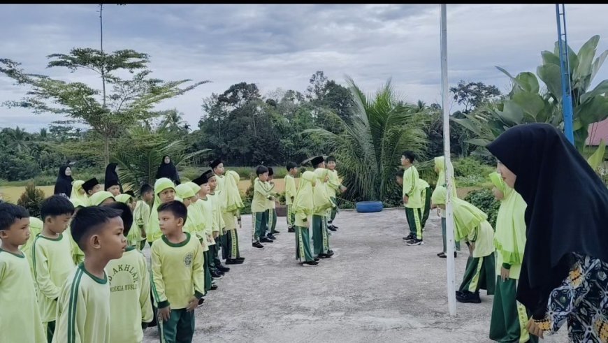 Energi Pagi di Bumi Lansek Manih: Tradisi Senam Kamis Pagi Sekolah Akhlak Cendekia Muslim Sijunjung Bangun Sinergi Guru dan Santri