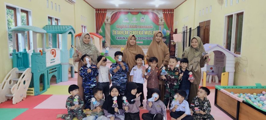 Menyemai Karakter Pahlawan Lewat Jemari Cilik: Santri KB dan TK A Sekolah Akhlak Cendekia Muslim Sijunjung Kreasikan Boneka Kartini Berbalut Batik