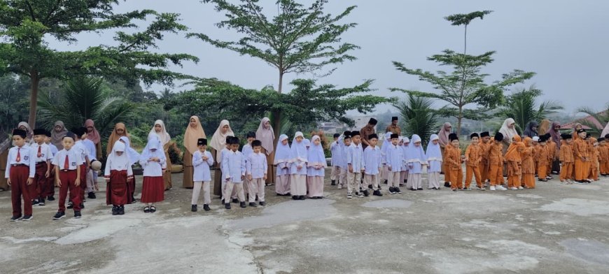 Disiplin Kunci Kesuksesan: Amanat Ustadzah Dira Menguatkan Karakter Santri di Upacara Bendera