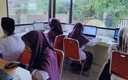 Semangat Berprestasi di Labor Komputer: Santri SMP Akhlak Cendekia Muslim Ikuti OSN-K dengan Penuh Optimisme