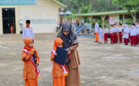 Berani Tampil Sejak Dini: Santri TK Akhlak Cendekia Muslim Jadi Petugas Upacara dan Membaca UUD 1945 dengan Penuh Percaya Diri