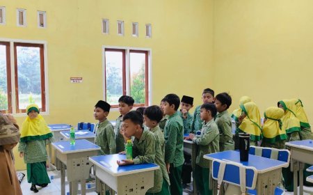 Belajar Adab Islami dengan Seru dan Kreatif: Ustadzah Annisa Gunakan Game Flip Bottle untuk Tingkatkan Semangat Belajar Santri