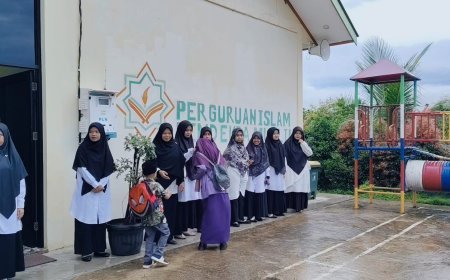Hujan Tak Menghalangi Semangat: Ustadz dan Ustadzah Tetap Antusias Sambut Santri Sekolah Akhlak Cendekia Muslim