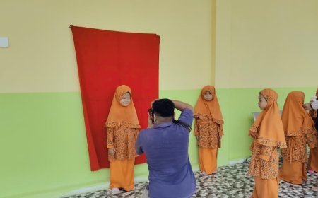 Momen Penuh Keceriaan dan Kenangan Indah: Santri KB dan TK Akhlak Cendekia Muslim Melaksanakan Sesi Foto Ijazah